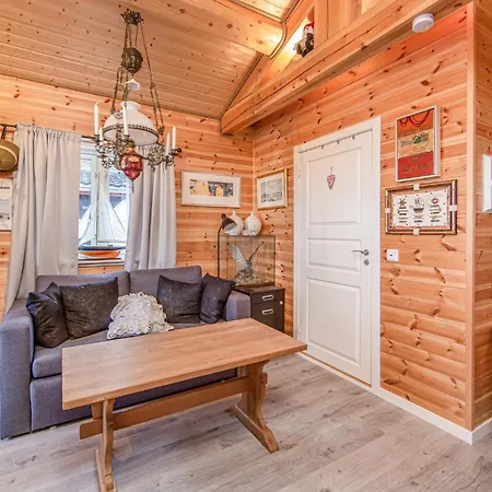 2 Bedroom Cozy In Oydegard Nastad